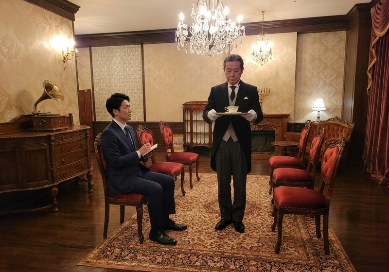法人向け接遇研修 - 立ち居振る舞い指導 企業研修で受講者に所作を指導する日本人執事講師